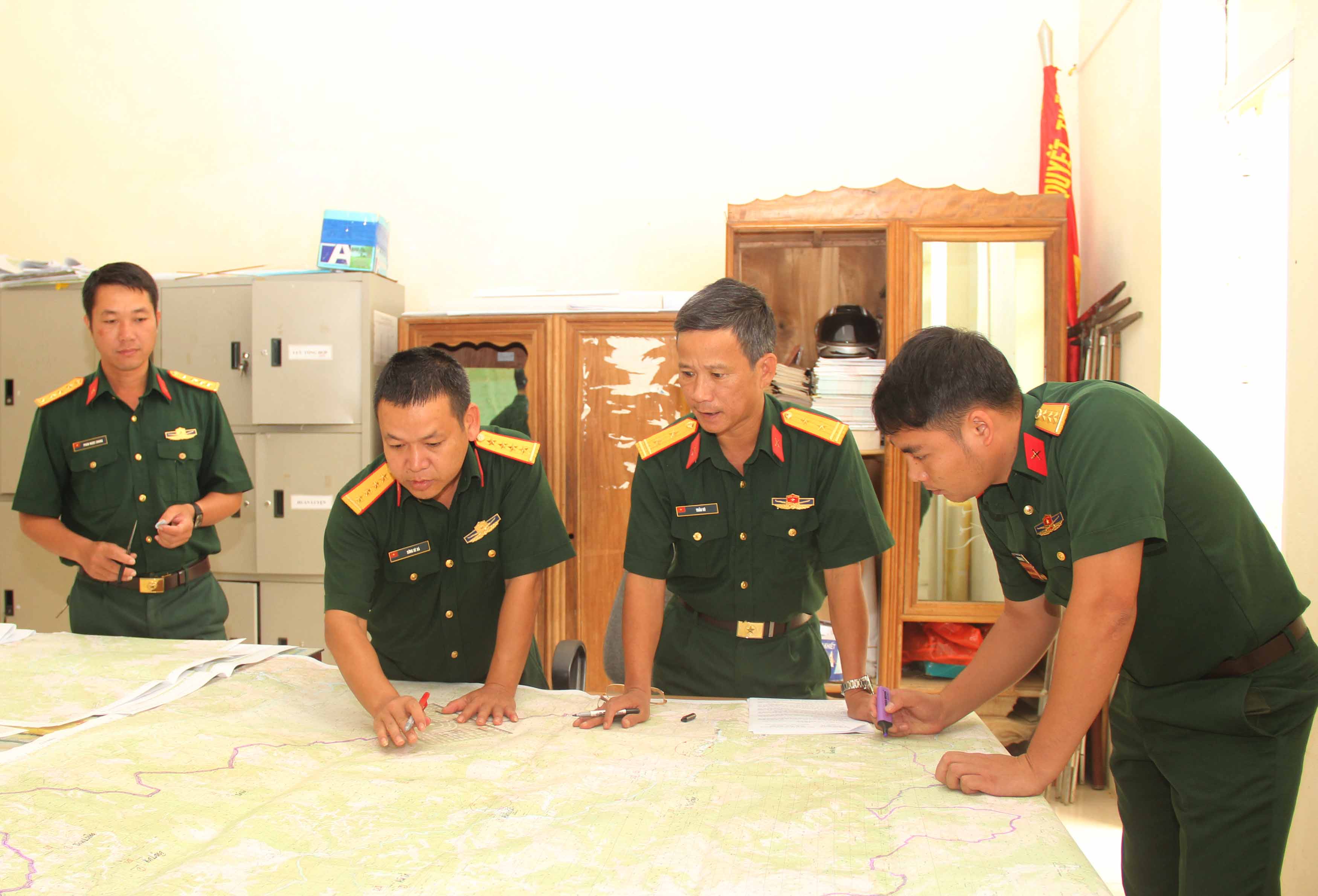 Cán bộ chiến sỹ Ban Chỉ huy Quân sự huyện Mường Tè triển khai công tác chuẩn bị diễn tập phòng thủ